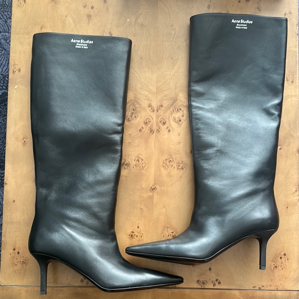 Acne Black Heeled Boots Sleek Design
